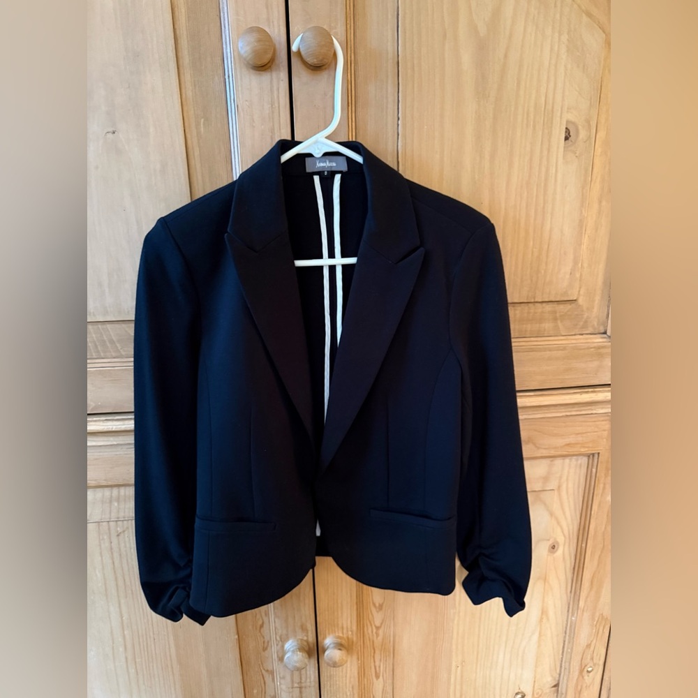 Neiman Marcus Black Women's lightly ruched sleeve blazer size 8